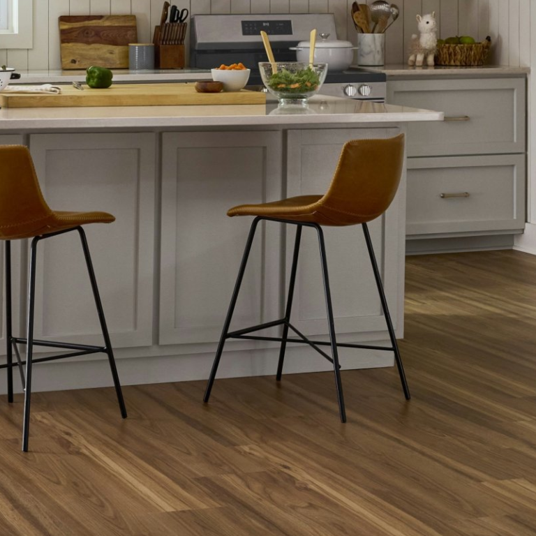 Cocina con piso de vinil de lujo instalado por Viva Floors & More